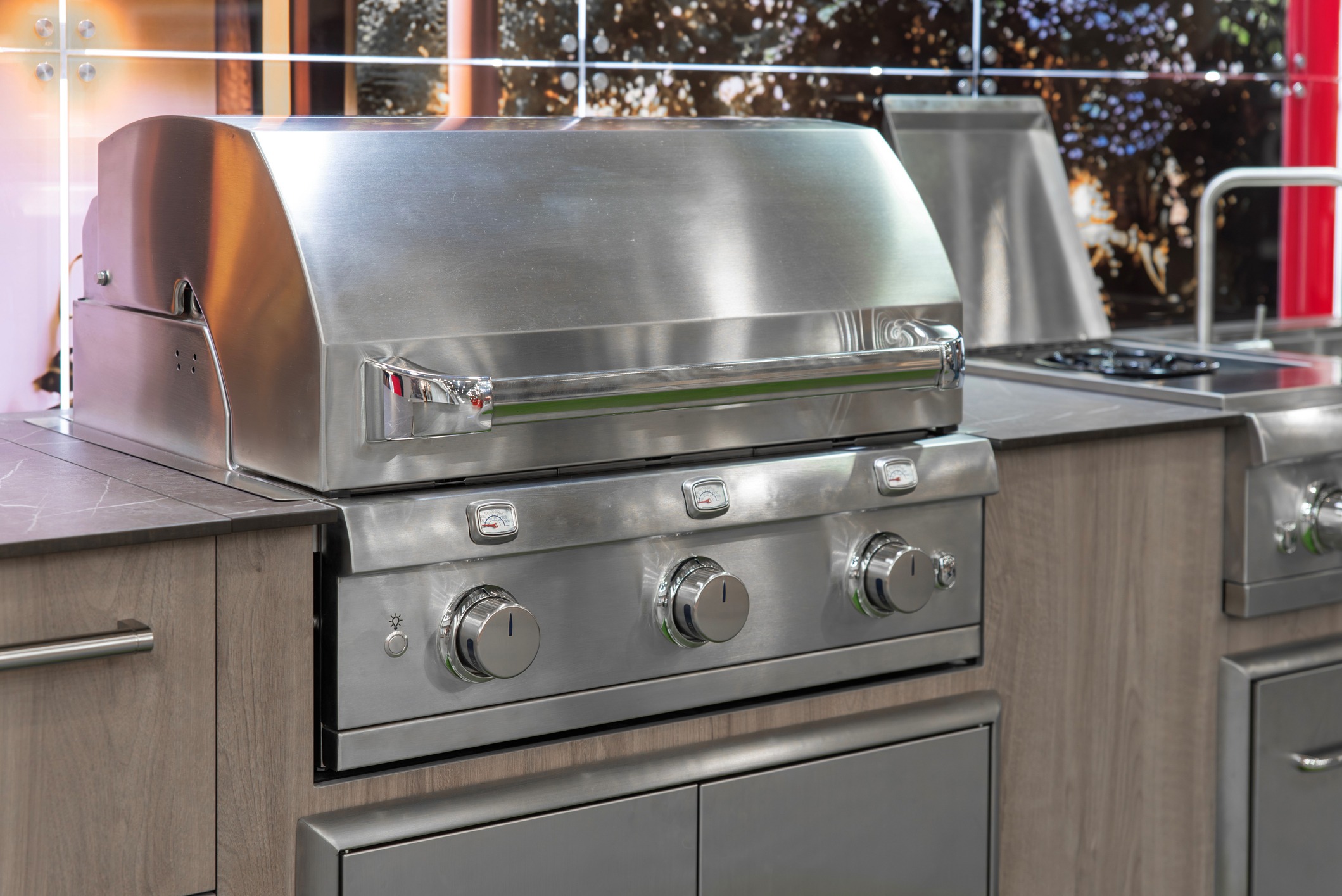 Stainless steel built-in gas grill with hood